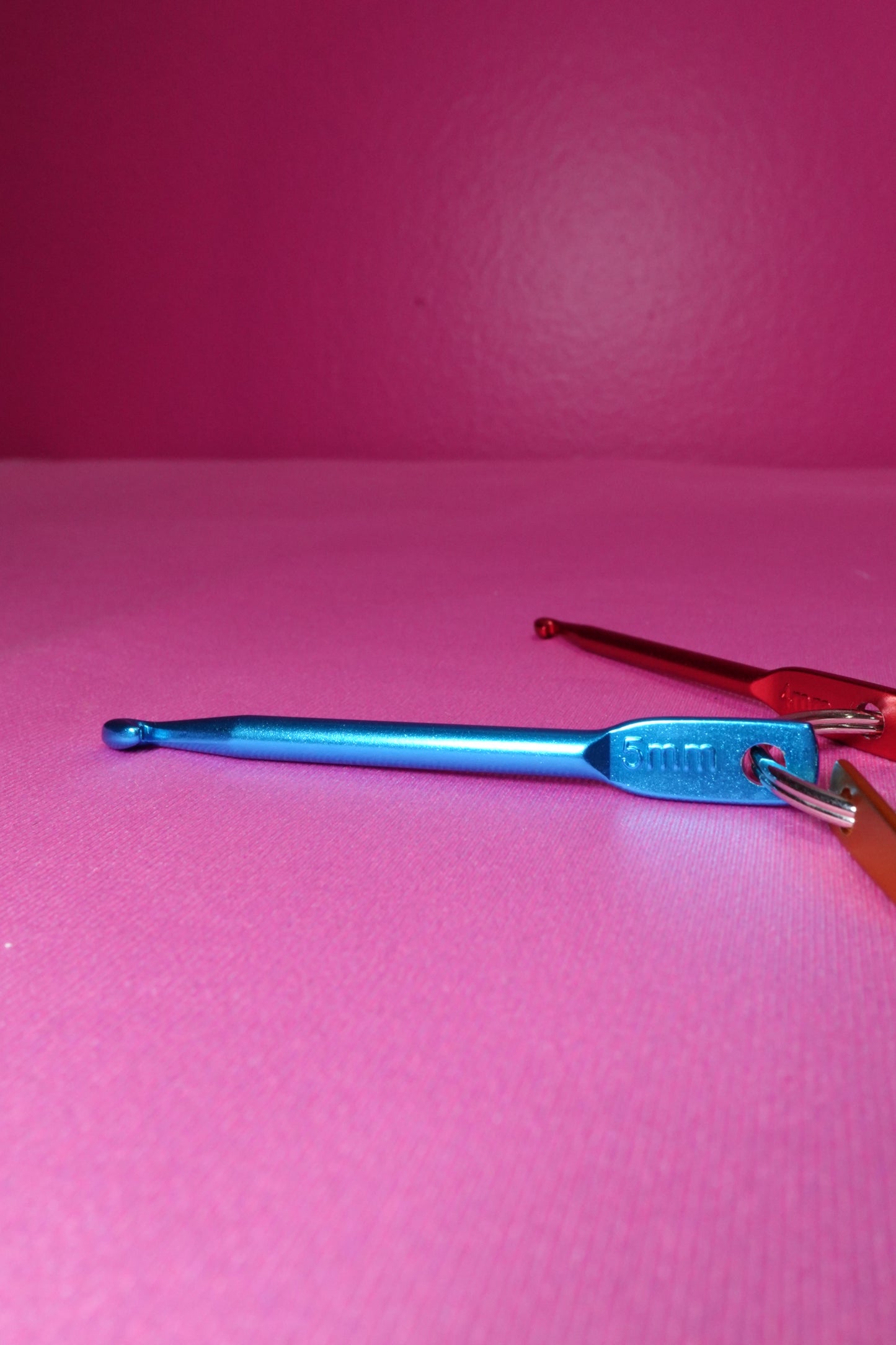 Portable Crochet Hook Keychain Set – 3mm, 4mm, and 5mm Aluminum Hooks for On-the-Go Crafting