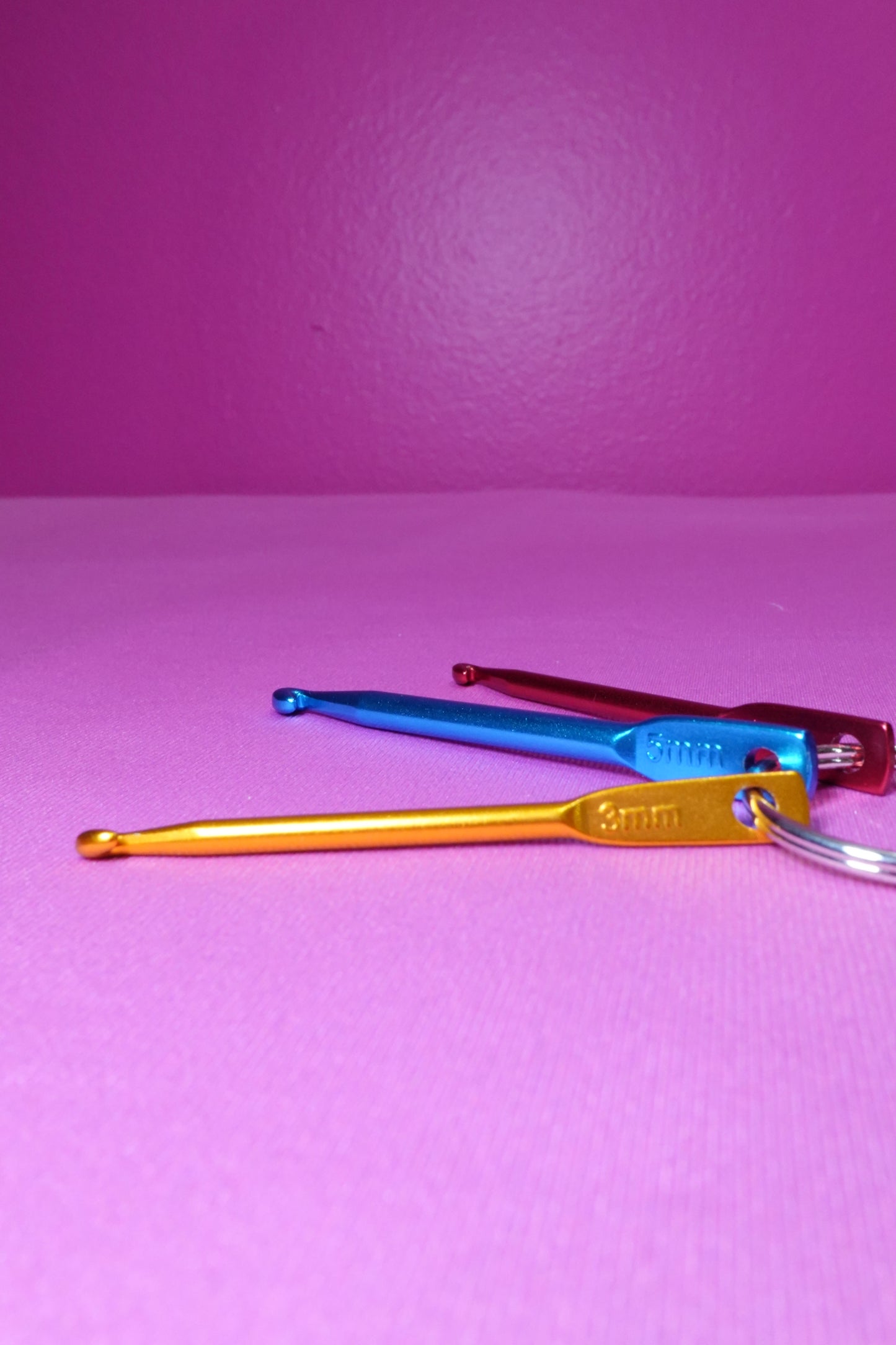Portable Crochet Hook Keychain Set – 3mm, 4mm, and 5mm Aluminum Hooks for On-the-Go Crafting