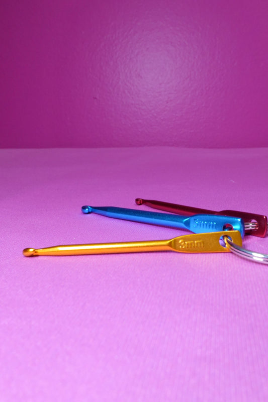 Portable Crochet Hook Keychain Set – 3mm, 4mm, and 5mm Aluminum Hooks for On-the-Go Crafting
