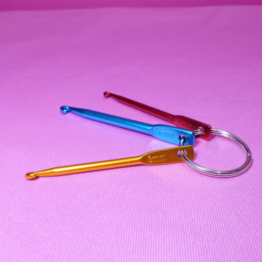 Portable Crochet Hook Keychain Set – 3mm, 4mm, and 5mm Aluminum Hooks for On-the-Go Crafting